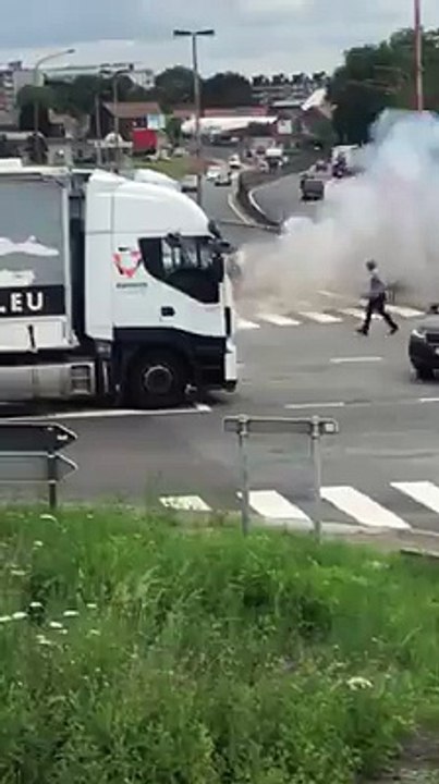 Voiture en feu sur la Basse-Sambre