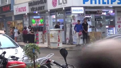 Dolu ve Sağanak Yağış Bayram Alışverişine Çıkanları Vurdu