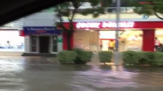 Adana'da yağmur yolları sular altında bıraktı