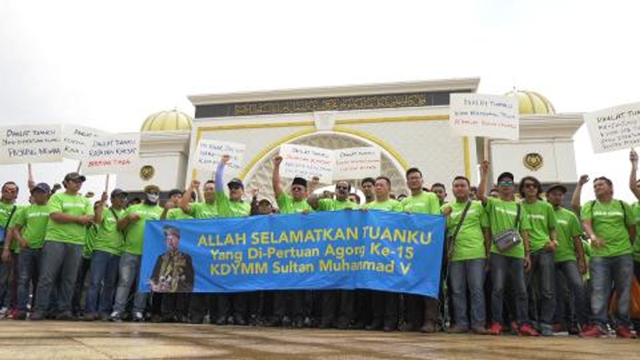 NGOs protest outside Istana Negara against certain quarters for 'disrespecting' the King
