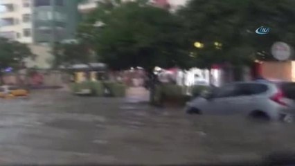 Adana'da Yağmur Yolları Sular Altında Bıraktı