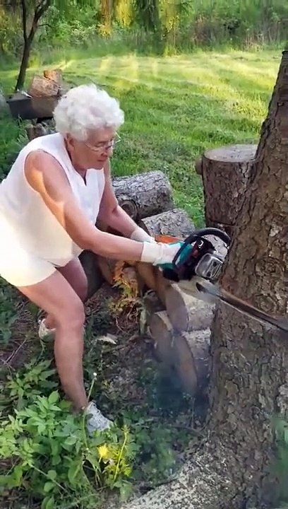 Une vielle dame a failli se faire tuer par l'arbre qu'elle a coupé avec une tronçonneuse !