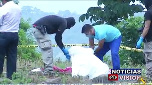 Tres jóvenes, entre ellos dos menores de edad, fueron asesinados a machetazos en el cantón Los Pajales de Santa Tecla. Tras el crimen, una mujer se encuentra de