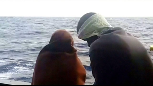 Italy: More than 900 rescued refugees arrive in Sicily