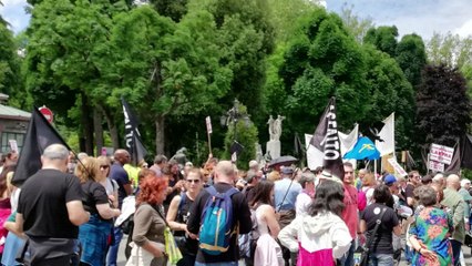 Multitudinaria marcha por "un Oviedo saludable" y contra los planes de la multinacional Hanson