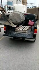 Il charge un énorme rocher à l'arrière de son pick up mais va le regretter...