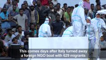 Boat carrying over 900 migrants docks in Sicily