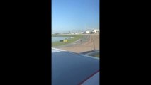 Les passagers d'un avion croisent la route d'un alligator sur l'aéroport de Miami