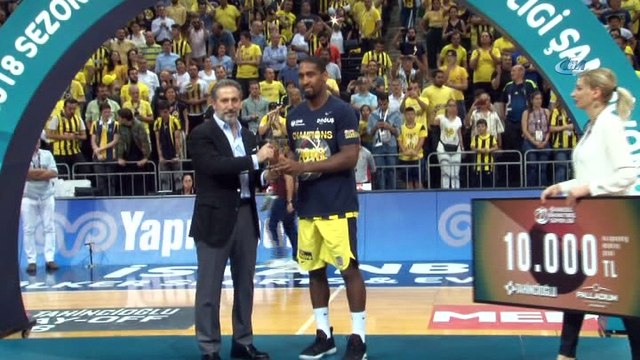 Şampiyon Fenerbahçe Doğuş kupasını aldı