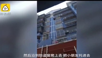 Video herunterladen: Un chinois sauve un enfant en escaladant un immeuble