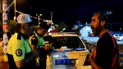 Uygulamaya takılan sürücü polisi ikna etmeye çalıştı