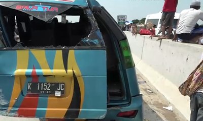 Alami Pecah Ban, Minibus Terguling di Jalan Tol