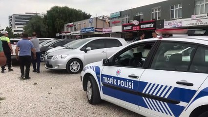 Lastiği patlayan otomobil, oto galerisinin bahçesine girdi - EDİRNE