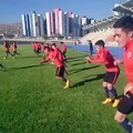 ‪¡Vamos, cabros!‬‪Tempranito y con la Villa Suramericana de fondo, #LaRojaSub20 ‍♂️ activa físicamente para el partido debut de esta tarde ante Argentina.