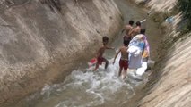 Denize Gidemeyen Çocukların Su Kanalında Tehlikeli Rafting Keyfi