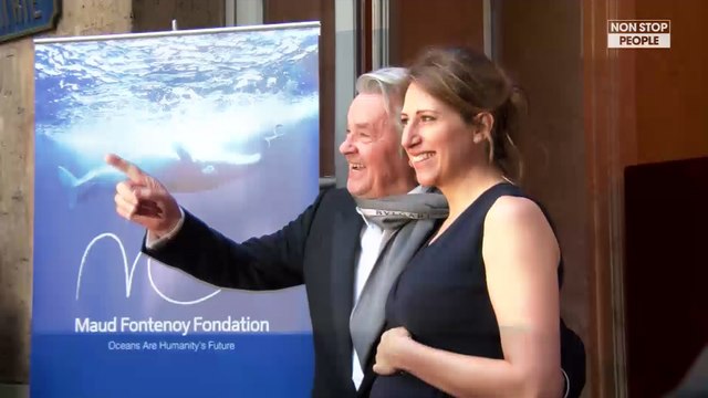 Johnny Hallyday : Son beau geste pour Alain Delon aux obsèques de Mireille Darc