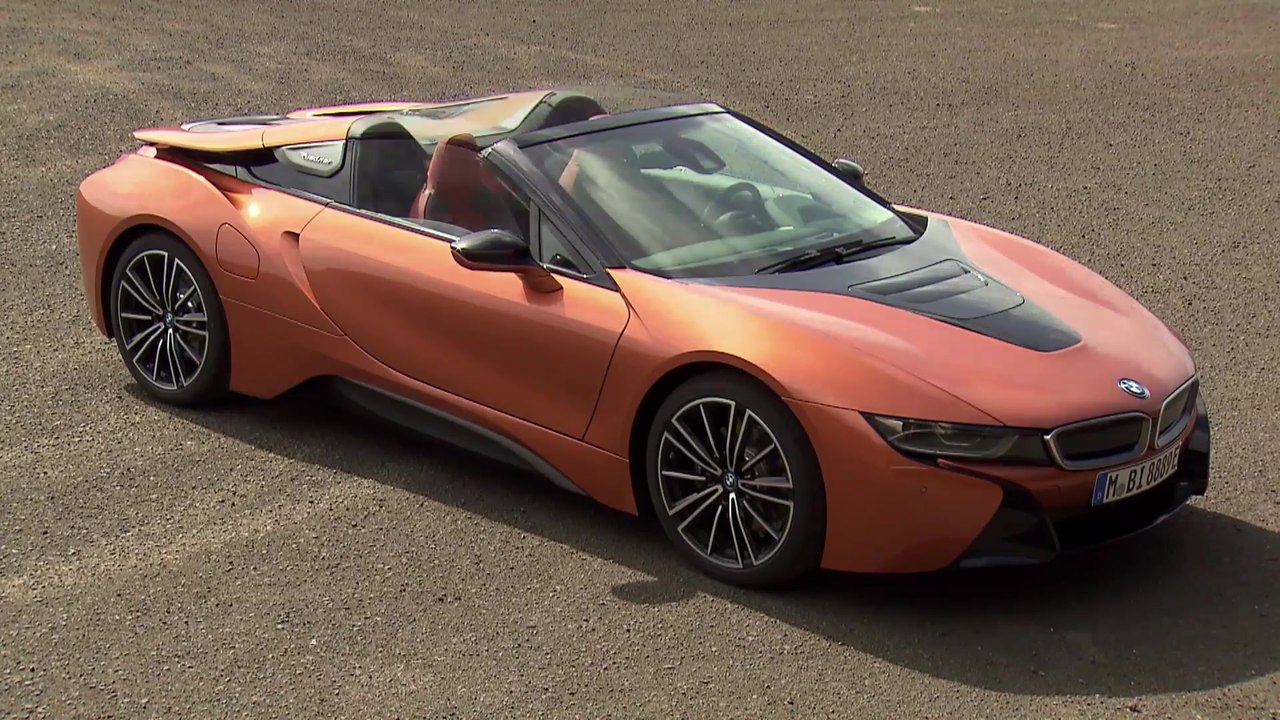سيارة BMW i8 Roadster - ذات المقعدين مع سقف علوي ناعم يعمل بالكهرباء ومساحة إضافية للتخزين على متنها