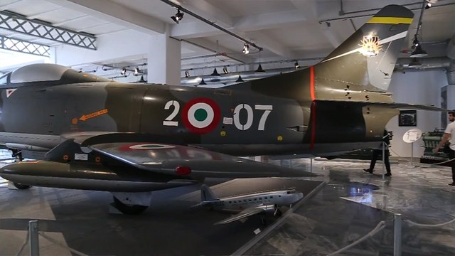 La mostra dietro la pubblicitá al centro storico Fiat di Torino