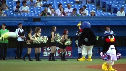 ホークスのチアに扱いがあらいつば九郎さんw