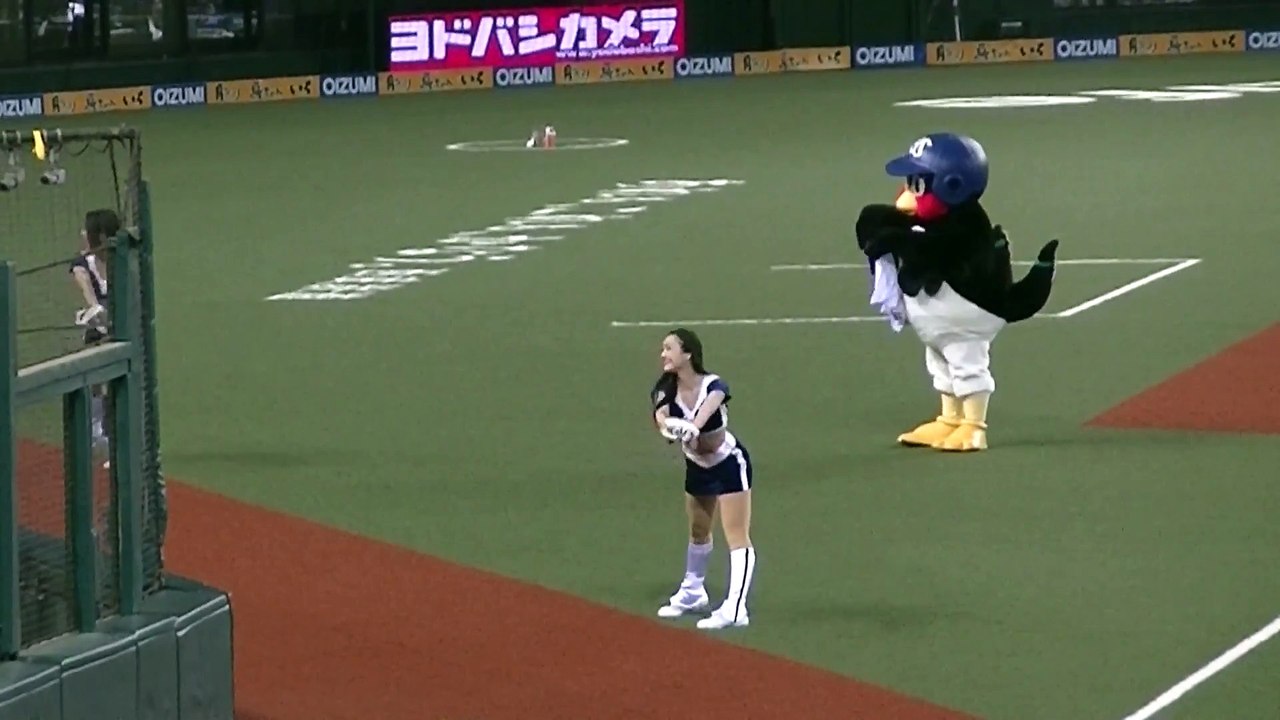 ライオンズのチアにTシャツを強引に着せにいくつば九郎さんw@メットライフドーム