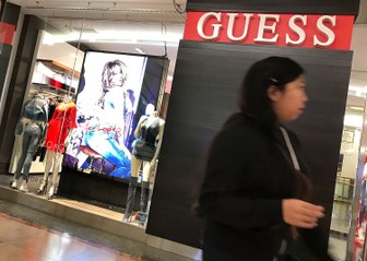 Le fondateur de Guess démissionne après les accusations de Kate Upton
