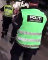 Un jeune homme ivre trolle des policiers en chantant !