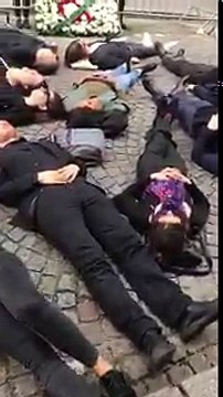 Des militants de l'association AIDES ont organisé ce matin une marche funèbre dans le XVe arrondissement de Paris