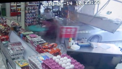 Kağıthane'de dükkana dalan aracın iki kişiyi altına alma anı kamerada