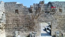 Antalya Vali'nin İlk Kazmayı Vurduğu Yerde İlk Kadın Başkanın Anıt Mezarının Podyumu Çıktı