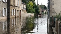 Les pompiers patrouillent rue de l’église