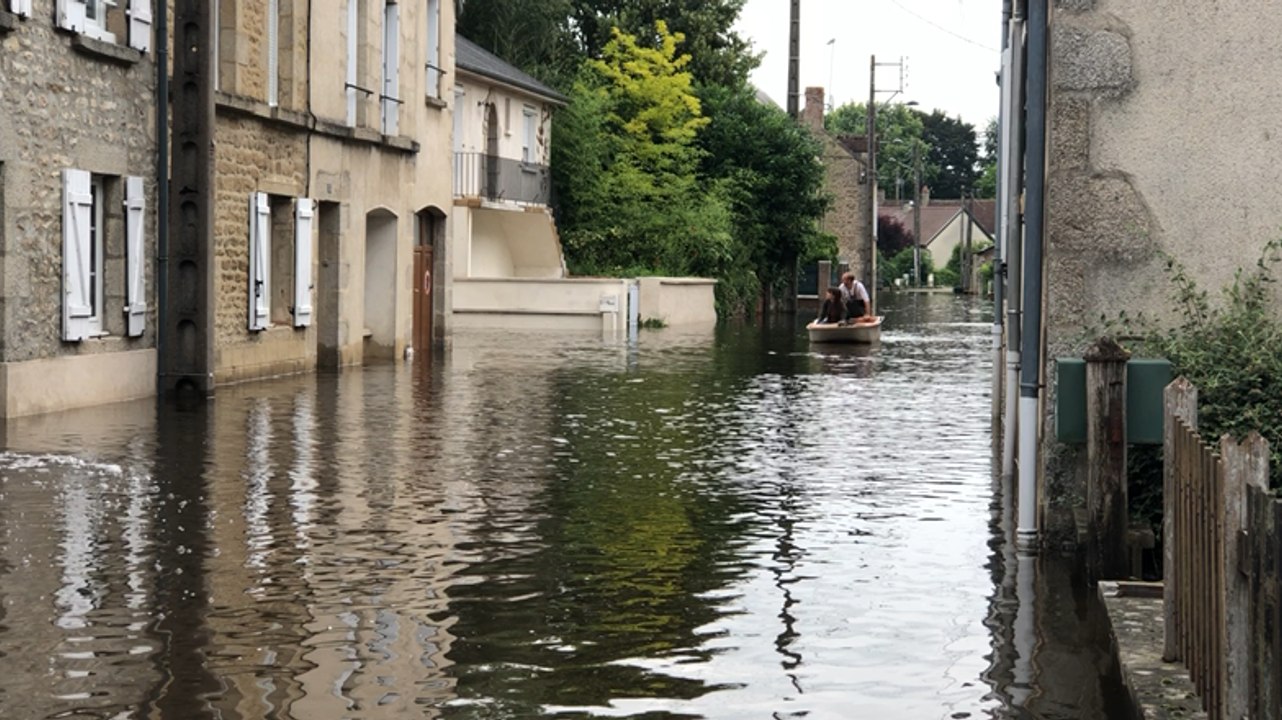 Les pompiers patrouillent rue de l’église