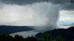 Les incroyables images d'une colonne de pluie au-dessus d'un lac en Autriche. Déluge...