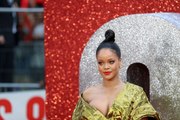Rihanna Göğüs Dekolteli Kıyafetiyle Galaya Damga Vurdu