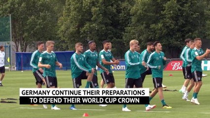 Скачать видео: Germany continue World Cup preparations as Boateng rumours swirl