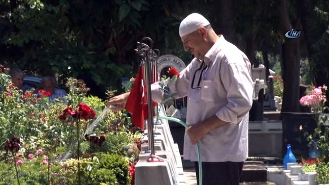 Arife Günü Edirnekapı Şehitliği şehit yakınlarıyla doldu taştı