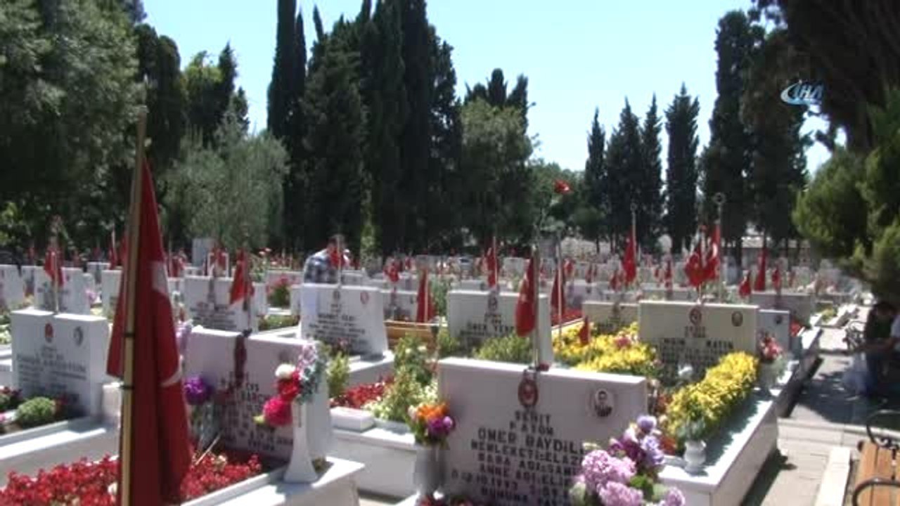 Arife Günü Edirnekapı Şehitliği Şehit Yakınlarıyla Doldu Taştı