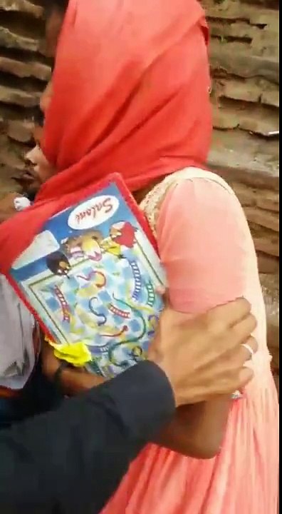 காதல் ஜோடியை தாக்கும் கும்பல் வைரலாகும் வீடியோ