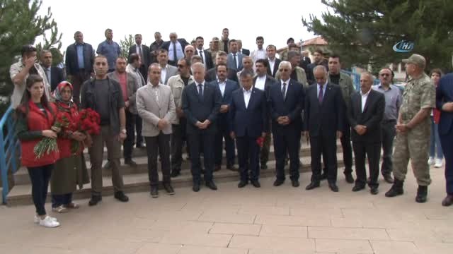 Bakan Yılmaz, Şehit Mezarlarına Karanfil Bıraktı