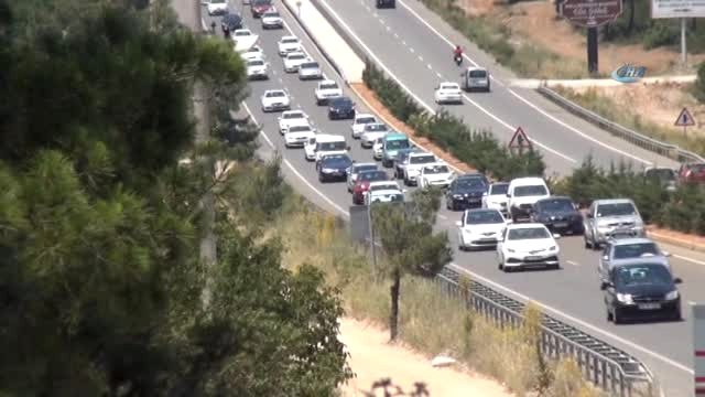 Yerli Turistler Akın Etti, Trafik Felç Oldu