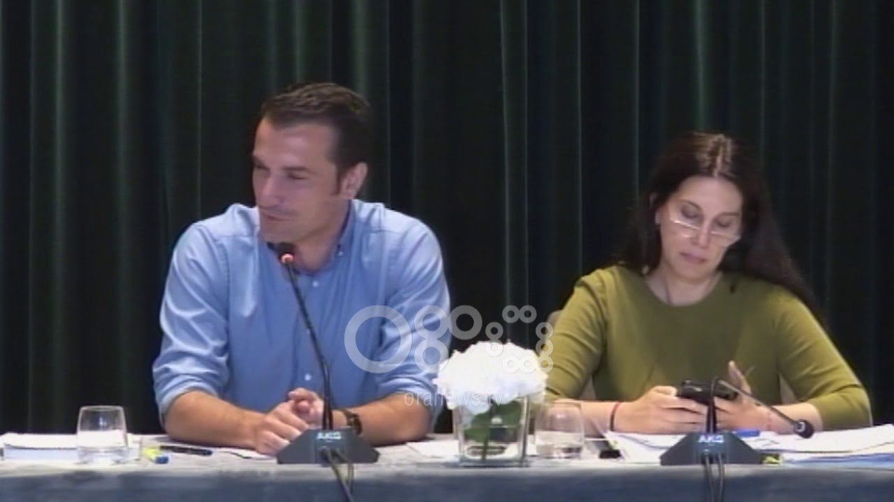 Ora News - Të rinjtë e FRPD-së e qëllojnë me vezë, Reagon Veliajn: Qëlluan me 10 s'më kapi asnjë