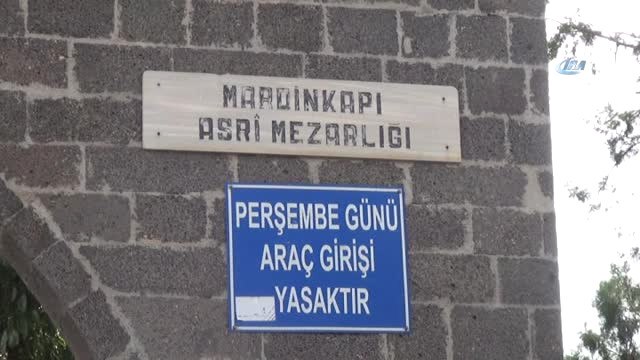 Diyarbakır'da Mezarlıklar Bayram Öncesi Ziyaretçi Akınına Uğradı