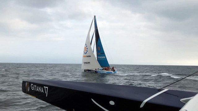 Le Trimaran Gitana bord à bord avec Vestas