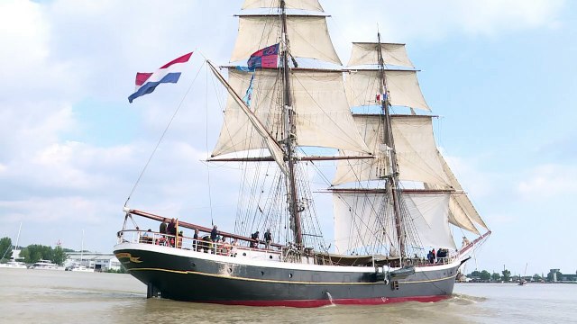 Tall-ship gathering for 20th wine festival in Bordeaux