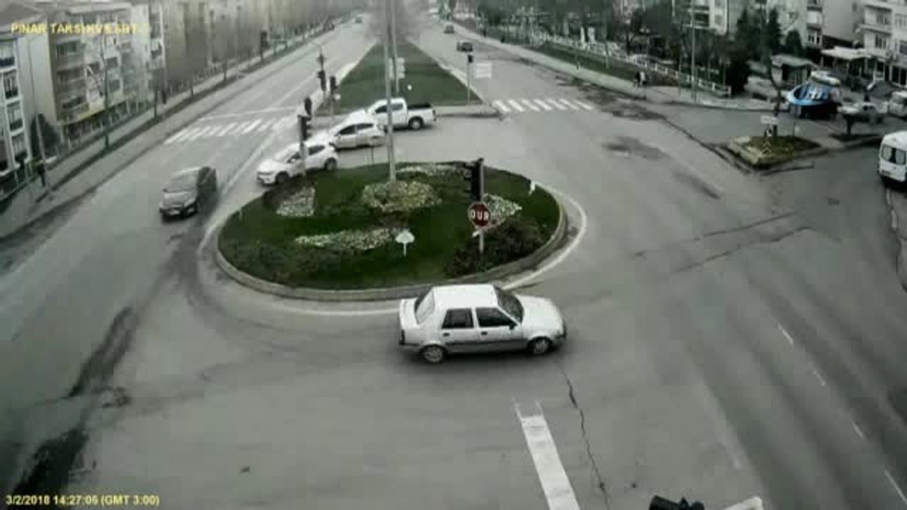 Kazalı Araçla Kendisine Çarpan Aracı Kovaladı...o Anlar Kamerada