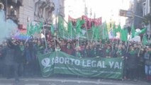 Cámara aprueba ley que despenaliza el aborto y pasa a Senado en Argentina