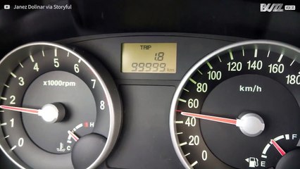 Jovem celebra 100 mil km no seu carro