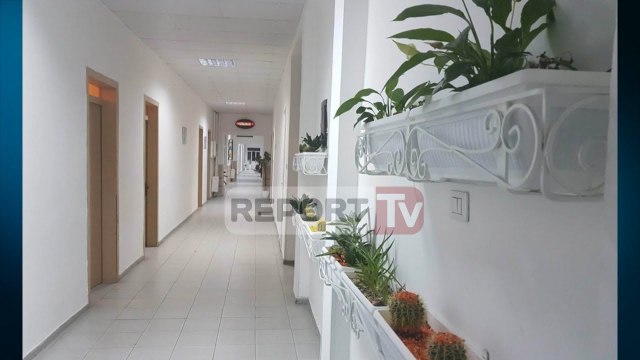 Report Tv - Njihuni me mjeku fierak që rrogën e tij investoi për të rregulluar vendin e punës