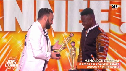 Cyril Hanouna offre un trophée à Mamoudou Gassama