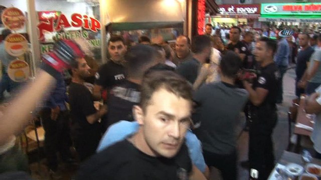 Seyyar satıcılarla zabıtalar arasında arbede...Seyyar satıcılar zabıtalara saldırdı: 2 zabıta yaralandı