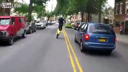 Ce biker maitrise sa moto dans les bouchons comme un chef...